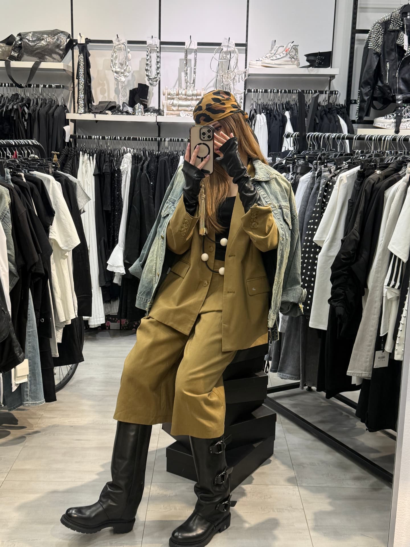 Interiorul magazinului Patinni Store cu ținute și accesorii
